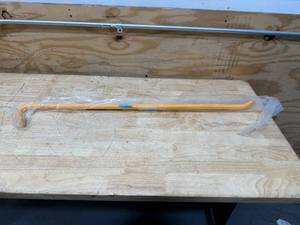lot 180 image: Python 36 Wrecking Bar (07302510.25)