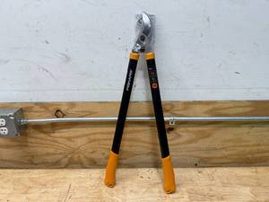 lot 181 image: Fiskars Loppers 1 12 (0730258.55)