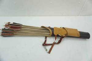 lot 8 image: Fiberglass Arrows & Quiver