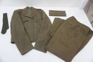 lot 9 image: WWII US Army Officers Uniform