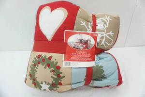 lot 44 image: fullqueen Christmas Quilt & Sham Set