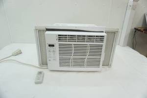 lot 59 image: GE Window Air Conditioner with remote
