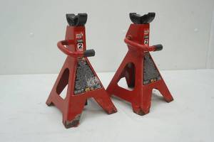 lot 211 image: 2 Ton Jack Set