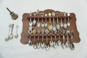 lot 272 image: Vintage Spoon Display Rack & Souvenir Spoons