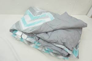 lot 339 image: BlueGreyGreen comforter