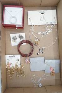 lot 362 image: Jewelry Lot