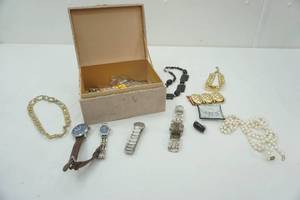 lot 363 image: Jewelry & Jewelry Box