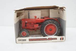 lot 400 image: Ertl International 600 Diesel-in original box