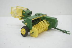 lot 405 image: Ertl John Deere 348 Square Baler