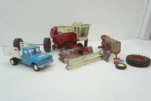 lot 407 image: Ertl International 915 Combine, Tonka Jeep Stake Truck & Other Parts