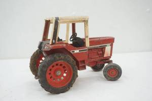 lot 408 image: Ertl International 1086 Tractor