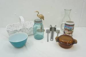 lot 418 image: Vintage Kitchenware and Other Decor