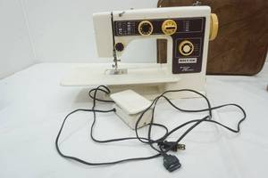 lot 431 image: Riccar sewing machine