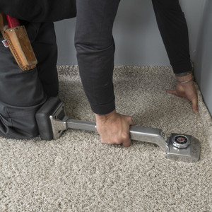 lot 151 image: ROBERTS Deluxe Carpet Knee Kicker with Adjustable Length from 17 in. to 21 in.