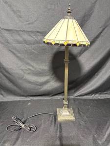 lot 34 image: Tiffany-Style Stained Glass Table Lamp