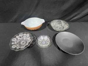 lot 49 image: Assorted Glass and Pyrex Bowls and Plate Set