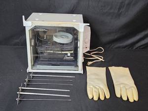 lot 109 image: Ronco Showtime Rotisserie & BBQ with Skewers and Gloves