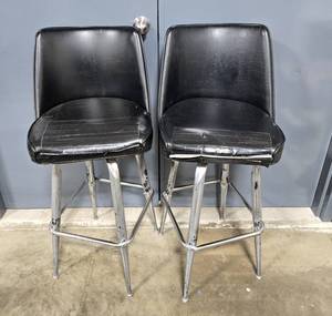 lot 131 image: Pair of Vintage Bar Stools with Black Faux Leather Seats