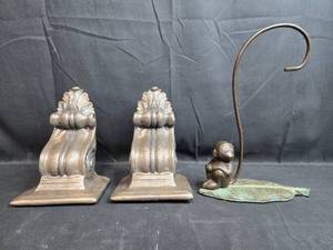 lot 158 image: Pair of Ornate Bookends and Decorative Monkey Figurine Hook