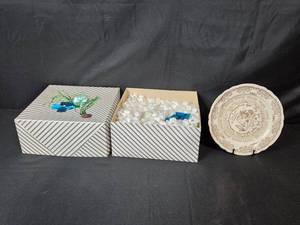 lot 176 image: Vintage 1951 Calendar Commemorative Plate with Decorative Box - stand not inc