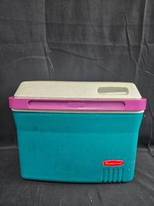 lot 182 image: Rubbermaid Cooler