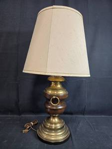 lot 197 image: Ethan Allen Table Lamp with Shade
