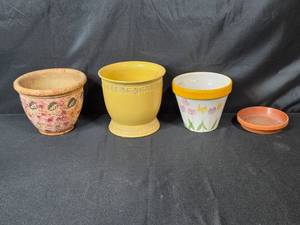 lot 229 image: Set of Decorative Flower Pots