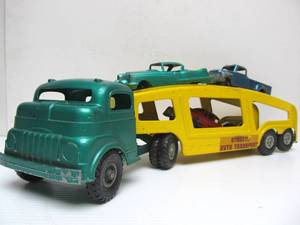 lot 27 image: Nice Vintage Pressed Steel STRUCTO Auto Transport Truck w3 Cars