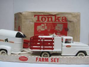 lot 29 image: Fantastic Condition Old Vintage TONKA Collection wOriginal Box #14 - No. 2120 Farm Set
