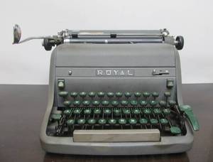 lot 44 image: Vintage ROYAL Typewriter wGreen Keys