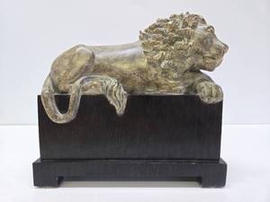 lot 205 image: Excellent Large Carved Stone Lion of Lucerne Sculpture