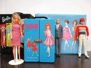 lot 95 image: Very nice Large Estate Lot of Vintage BARBIE Dolls Accessories Outfits & Cases
