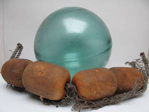 lot 127 image: LARGE Vintage Japanese Glass Fishing Float etc