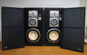 lot 79 image: Great Looking Working Set of Vintage SANSUI Model S-517 Speakers