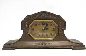 lot 93 image: Antique LUX Heavy Cast Metal Mantel or Desk Clock