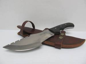 lot 113 image: Awesome iPak - D2 HuntingCamping Knife wLeather Sheath