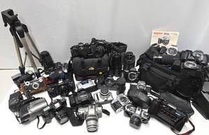 lot 171 image: HUGE Estate Lot of Assorted Vintage Cameras Lenses etc