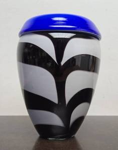 lot 135 image: Very Nice Heavy Handblown Art Glass Vase - BlackWhiteBlue
