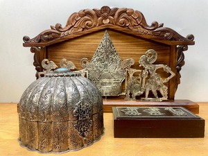 lot 203 image: 3 Vintage Oriental Decor Items