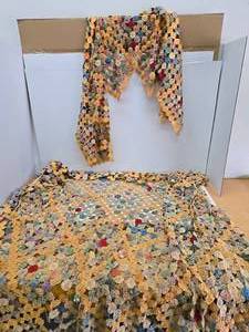 lot 146 image: Very Nice Folk Art 1930s Yo-Yo Quilt & other Item