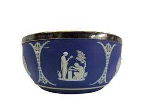 lot 153 image: Lovely Antique WEDGWOOD Silver-Rimmed Bowl