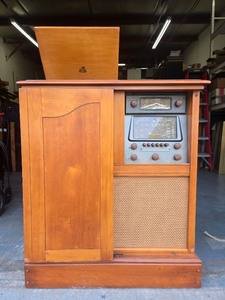 lot 220 image: Very Nice Vintage MAGNAVOX 152B Stereo Turntable Radio Cabinet