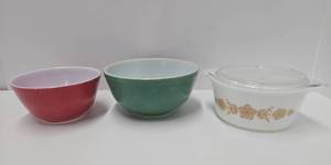 lot 195 image: 3 Vintage PYREX Pieces including Primary Set Mixing Bowls