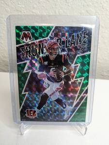 lot 432 image: 2022 Panini Mosaic Football Joe Burrow Thunder Lane Prizm NFL Cincinnati Bengals M