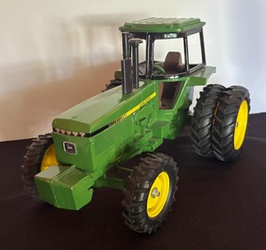 lot 68 image: John Deere 164 Scale John Deere 4850 Die Cast Model Tractor by Ertl