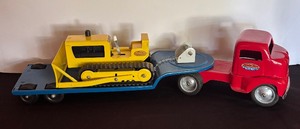 lot 10 image: Tonka Cab Over Truck w No. 130 Carry-All Trailer