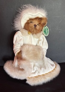 lot 94 image: Vintage Victoria Bear from The Bearington Collection Model #1082