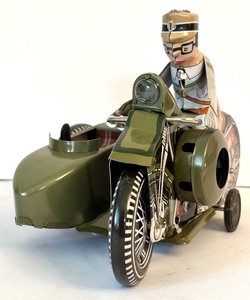 lot 112 image: Vintage 118 Scale Harley Davidson 1950s Reproduction Green Wind-Up Sidecar Limited Edition