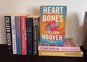 lot 152 image: Books by Colleen Hoover, AJ Finn and Jennifer Robson