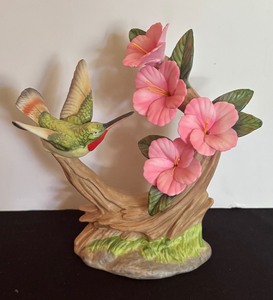 lot 167 image: Lefton Nest Egg Collection Hummingbird Figurine
